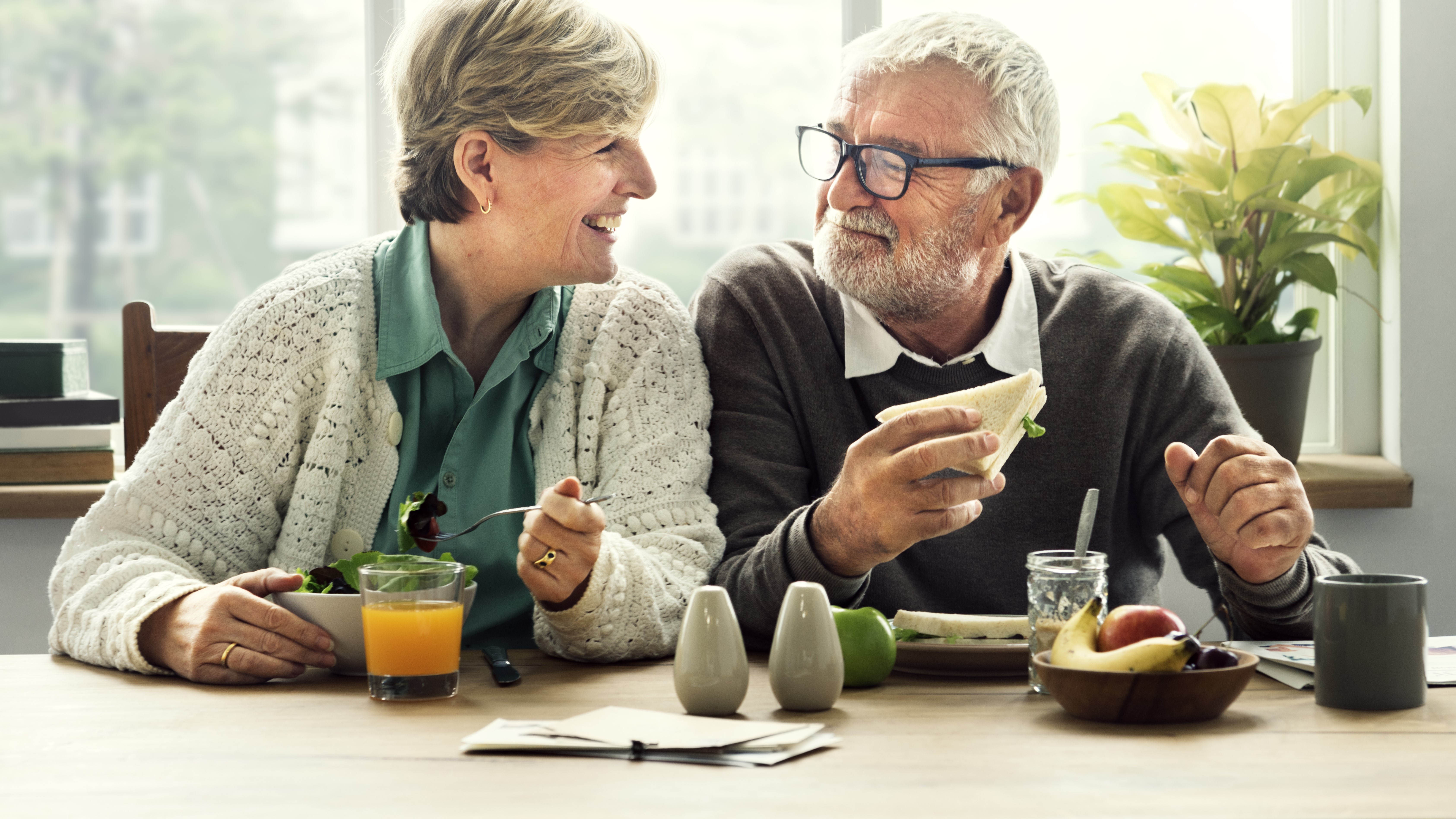 widescreen - old couple eating breakfast shutterstock_483884287 widescreen - old couple eating breakfast shutterstock_483884287